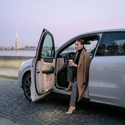 Она и Cayenne утро в Петербурге