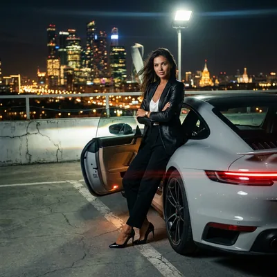 Она и Porsche крыша Москва-Сити